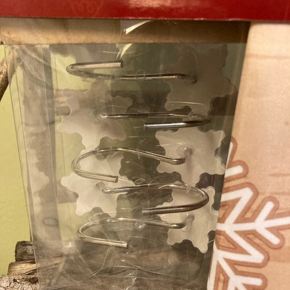 NEW!  HOLLY HOMES CHRISTMAS GINGERBREAD SHOWER CURTAIN W/ RESIN SNOWFLAKE HOOKS - Picture 9 of 10